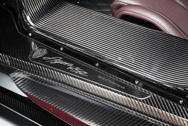 Sức mạnh động cơ cho phép Koenigsegg Agera RSR tăng tốc từ 0-100 km/h trong thời gian chỉ 2,5 giây trước khi đạt vận tốc tối đa 400 km/h. Động cơ kết hợp với hộp số tự động ly hợp kép 7 cấp với lẫy gạt chuyển số trên vô lăng.