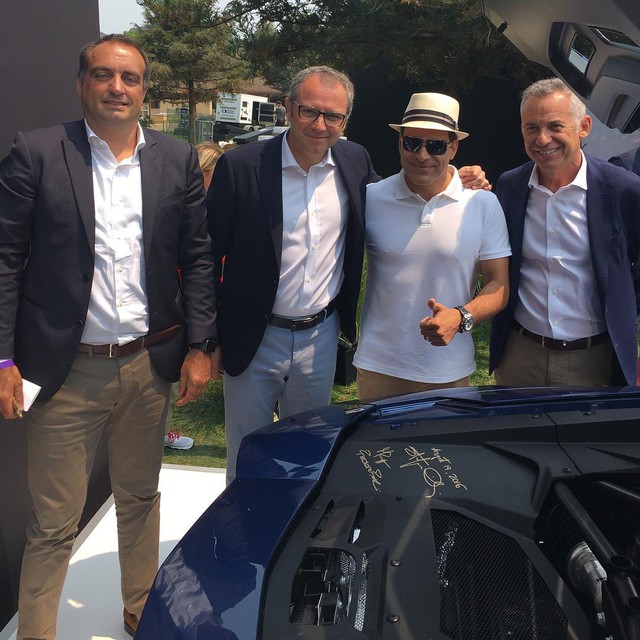 
Ông Khoshbin (đội mũ) chụp ảnh cùng ban lãnh đạo Lamborghini.
