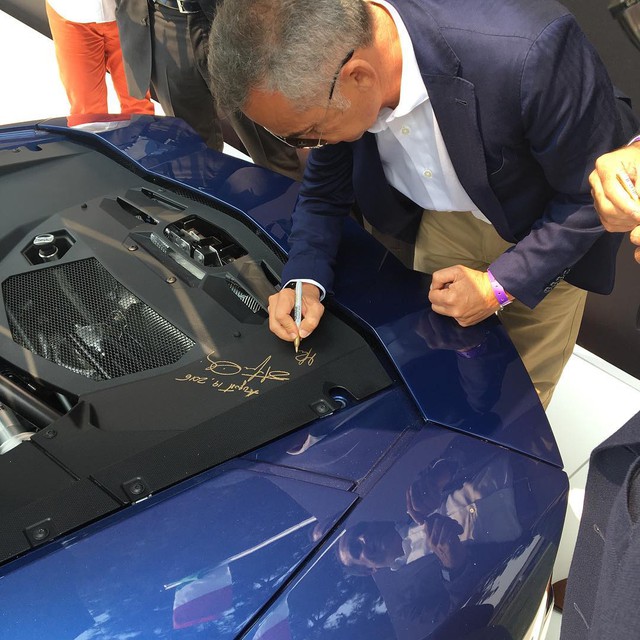 
Các giám đốc của Lamborghini ký tên lên khoang động cơ của chiếc Aventador Miura Hommage.
