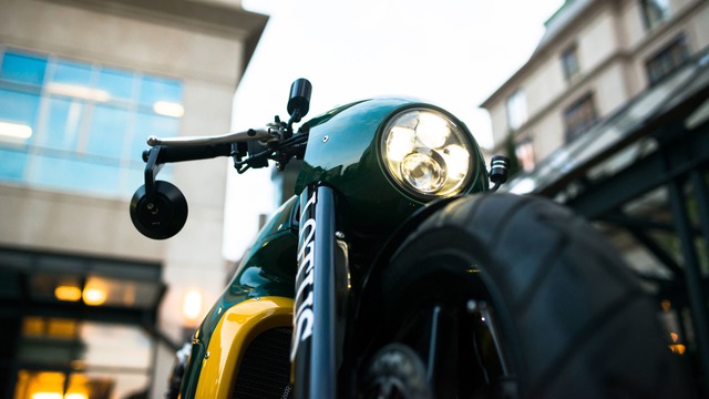 Bên trong thân vỏ bằng sợi carbon của Lotus C-01 là khối động cơ V-Twin nghiêng 75 độ, dung tích 1.195 cc. Động cơ có đường kính xy-lanh 105 mm và khoảng chạy 69 mm tương tự máy của KTM RC8R. Động cơ tạo ra công suất tối đa 175 mã lực và kết hợp với hộp số 6 cấp cùng hệ dẫn động bánh sau.