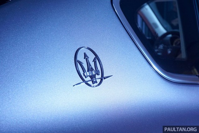 
Thêm vào đó là logo cây đinh ba Saetta trên cột C, có nguồn gốc từ năm 1963 khi hãng Maserati lần đầu tiên giới thiệu Quattroporte thế hệ đầu tiên. 
