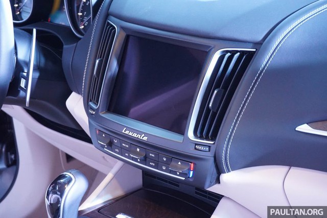 
Về trang thiết bị, Maserati Levante có hệ thống thông tin giải trí với màn hình cảm ứng 8,4 inch, dàn âm thanh 8 loa và điều hòa không khí tự động 2 vùng.
