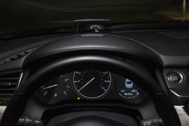 
Bản thân màn hình đa thông tin trên cụm đồng hồ của Mazda6 2017 cũng được nâng cấp lên đủ màu. Màn hình này giờ đây còn hiển thị cả nhiệt độ nước làm mát và có thêm hình la bàn. 
