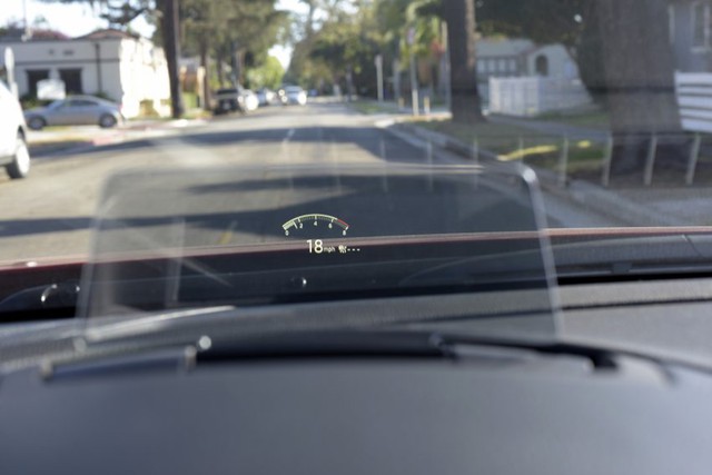 
Bên cạnh đó là màn hình hiển thị thông tin trên kính chắn gió Active Driving Display dạng màu dành cho Mazda6 2017. Màn hình đã được tăng độ sáng, độ đối lập và rõ nét hơn trước. Người lái có thể tùy chỉnh góc độ, độ sáng và cài đặt nội dung trên màn hình đồng thời lưu lại bằng nút nhớ trên ghế lái chỉnh điện.
