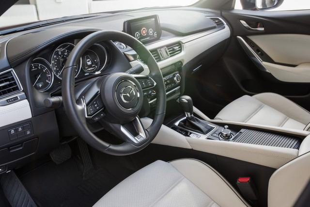 
Trong gói nội thất chất lượng cao của Mazda6 2017 tại thị trường Mỹ có ghế bọc da Nappa, trần xe màu đen, bộ phụ kiện màu xám titan trên bảng táp-lô, cửa sổ chỉnh điện, đường gân màu xám titan trên ghế, vô lăng bọc da nhiều hơn và những chi tiết trang trí mạ crôm.
