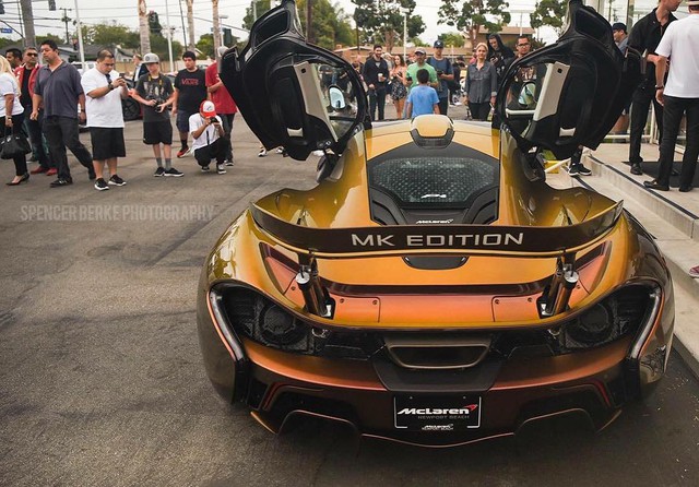 
Ở mỗi góc nhìn, chiếc McLaren P1 lại có màu khác nhau.
