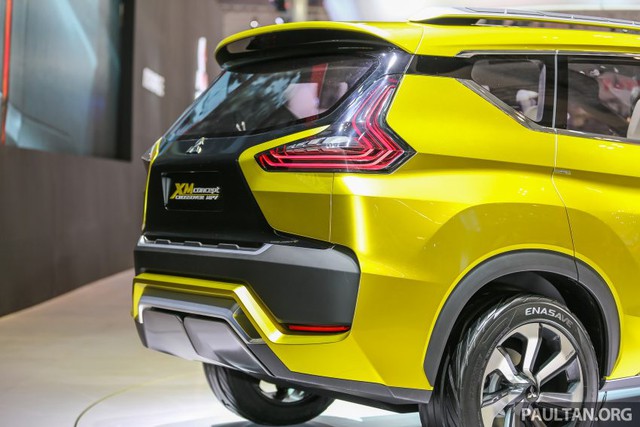 
Trong khi đó, đuôi xe và màu sơn vàng chanh của Mitsubishi XM gợi liên tưởng đến eX Concept từng trình làng trong triển lãm Tokyo 2015.
