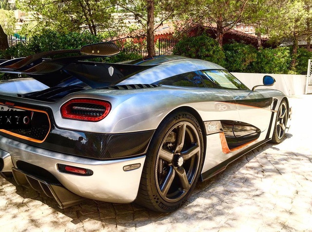 Nữ tay đua nóng bỏng khoe hình ảnh chiếc Koenigsegg One:1 trên trang cá nhân.