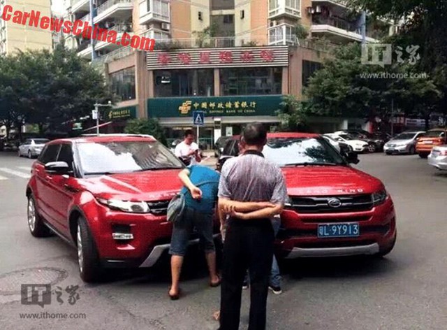 
Hiện trường vụ tai nạn giữa Range Rover Evoque xịn và nhái.
