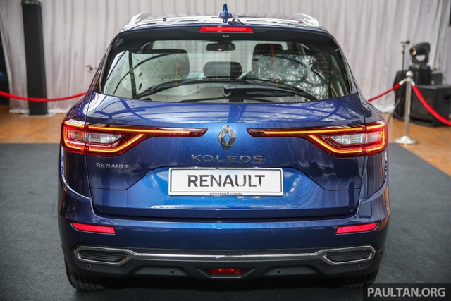 Đằng sau là cụm đèn hậu kéo dài vào tận giữa cửa khoang hành lý, tới logo của hãng Renault.