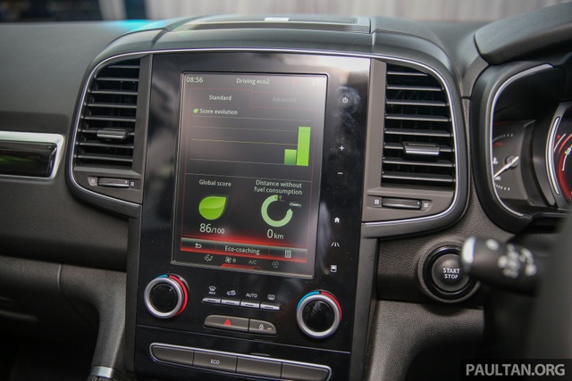 Bên trong Renault Koleos 2016 là không gian nội thất với màn hình cảm ứng 8,7 inch dành cho hệ thống thông tin giải trí R-Link 2 để cài đặt các tính năng đa phương tiện, định vị và đèn viền.