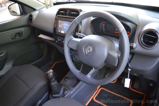 
Bên trong Renault Kwid 1.0 MT mới có màn hình cảm ứng MEDIANAV 7 inch, hệ thống kết nối Bluetooth rảnh tay, định vị GPS, ghế bọc nỉ, cửa sổ trước chỉnh điện, túi khí người lái tùy chọn và khóa cửa điều khiển từ xa.
