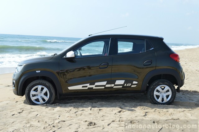 
Theo hãng Renault, động cơ xăng 1.0 lít mới chỉ được áp dụng cho Kwid bản RxT và RxT (O) tại thị trường Ấn Độ. Để tạo điểm nhấn khác biệt với phiên bản sử dụng động cơ 0,8 lít, Renault Kwid 1.0 MT được bổ sung đề-can màu đen-trắng bên sườn. Ngoài ra, xe còn có nhãn 1.0 bên sườn như dấu hiệu nhận biết.

