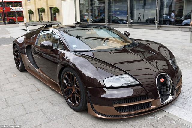 
Nổi bật nhất trong dàn siêu xe của Hoàng thân Qatar là chiếc Bugatti Veyron Rembrandt Bugatti cực hiếm. Đây là siêu xe thứ 4 thuộc loạt xe vinh danh các huyền thoại của Bugatti Veyron. Chiếc siêu xe này được ra đời để vinh danh nhà điêu khắc của thế kỷ 20, ông Rembrandt Bugatti. Đồng thời, Rembrandt Bugatti cũng là em trai của Ettore Bugatti, nhà sáng lập ra hãng siêu xe nước Pháp.
