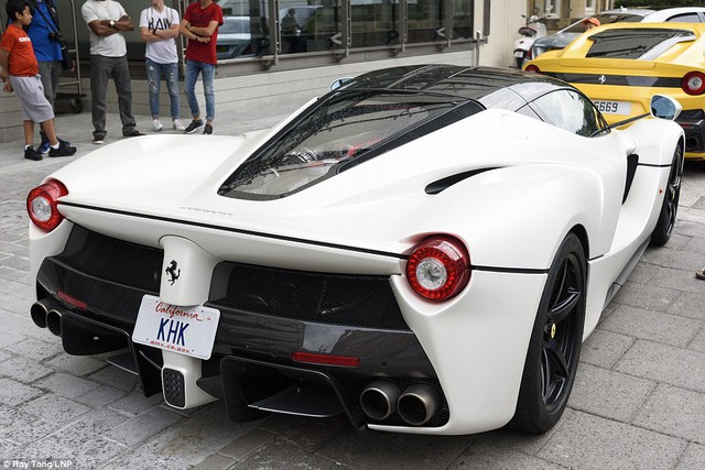 
Đeo biển số đặc biệt không kém là chiếc Ferrari LaFerrari màu trắng muốt. Chiếc siêu xe được đeo biển số KHK là tên viết tắt của Hoàng thân Khalid bin Hamad al Thani.
