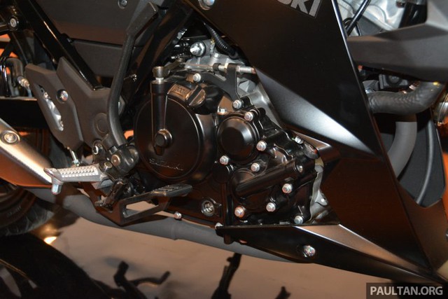 
Trái tim của Suzuki Satria F150 FI Black Predator cũng là khối động cơ xy-lanh đơn, 4 kỳ, DOHC, 4 van, dung tích 147,4 cc và hộp số 6 cấp. Động cơ tạo ra công suất tối đa 18,2 mã lực tại vòng tua máy 10.000 vòng/phút và mô-men xoắn cực đại 13,8 Nm tại vòng tua máy 8.500 vòng/phút.
