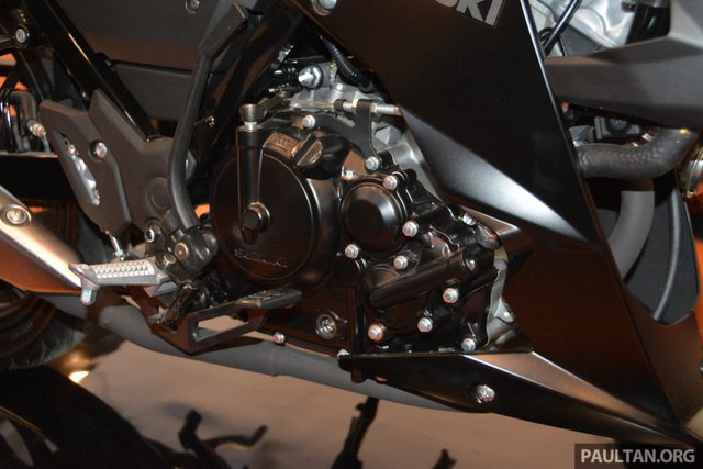 Trái tim của Suzuki Satria F150 FI Black Predator cũng là khối động cơ xy-lanh đơn, 4 kỳ, DOHC, 4 van, dung tích 147,4 cc và hộp số 6 cấp. Động cơ tạo ra công suất tối đa 18,2 mã lực tại vòng tua máy 10.000 vòng/phút và mô-men xoắn cực đại 13,8 Nm tại vòng tua máy 8.500 vòng/phút.