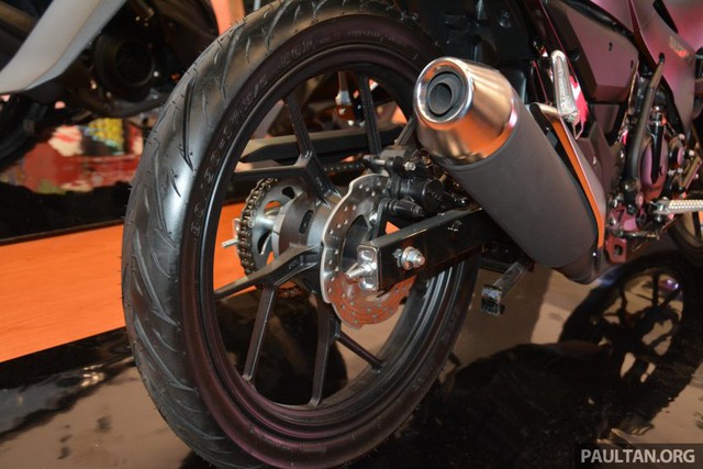 Chưa hết, Suzuki Satria F150 FI Black Predator còn đi kèm phuộc ống lồng tiêu chuẩn phía trước và giảm xóc đơn đằng sau.