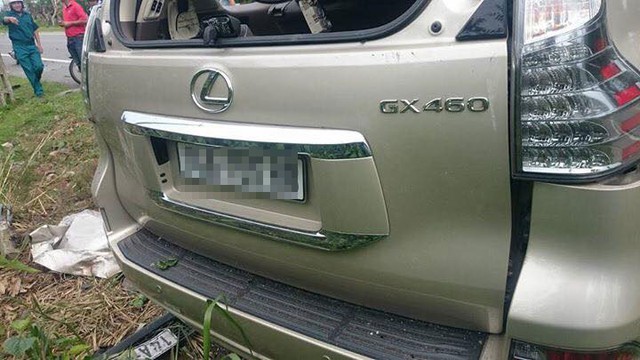 
Chiếc Lexus GX460 hư hỏng nặng sau vụ tai nạn.
