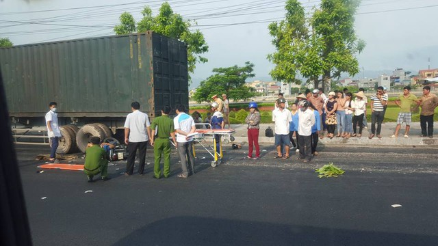 
Vụ tai nạn thu hút sự chú ý của nhiều người dân xung quanh.
