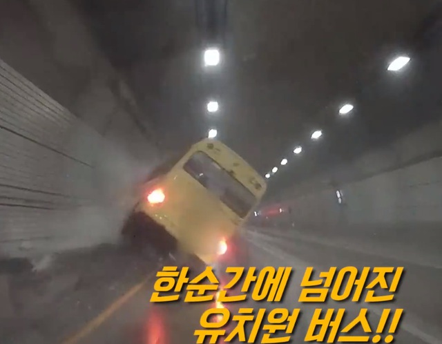 
Chiếc xe buýt chở học sinh tiểu học đâm vào tường đường hầm...
