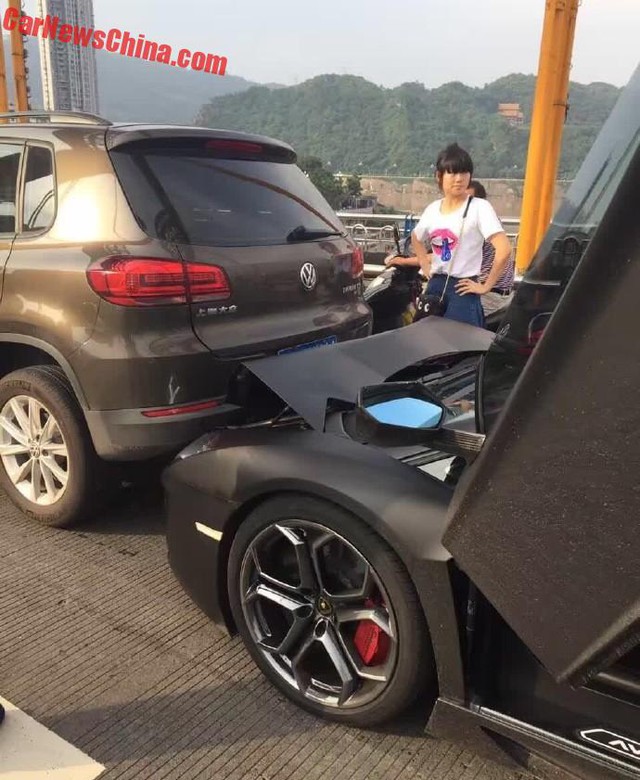 
Hiện trường vụ tai nạn. Cô gái áo trắng là người lái chiếc Volkswagen Tiguan.
