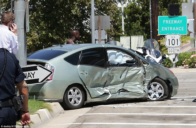 
Chiếc Toyota Prius tại hiện trường vụ tai nạn.
