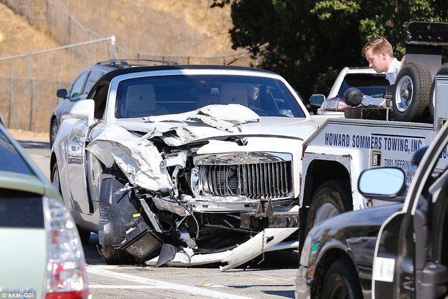 
Chiếc Rolls-Royce Dawn của bà Jenner tại hiện trường vụ tai nạn.
