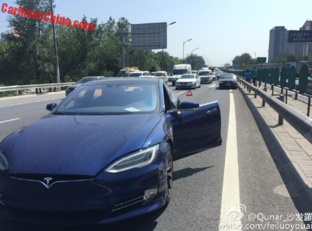 
Chiếc Tesla Model S gây tai nạn khi đang chạy ở chế độ Autopilot tại Trung Quốc.
