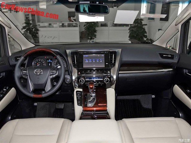 ... và Toyota Alphard.