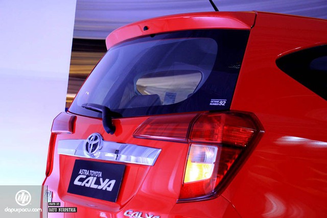 So với người anh em Avanza vốn bán rất chạy tại thị trường Indonesia, Toyota Calya ngắn hơn 120 mm, rộng hơn 5 mm và thấp hơn 95 mm. Bản thân chiều dài cơ sở của xe cũng ngắn hơn 130 mm. Cụ thể, Toyota Calya sở hữu chiều dài tổng thể 4.070 mm, rộng 1.655 mm, cao 1.600 mm và chiều dài cơ sở 2.525 mm.