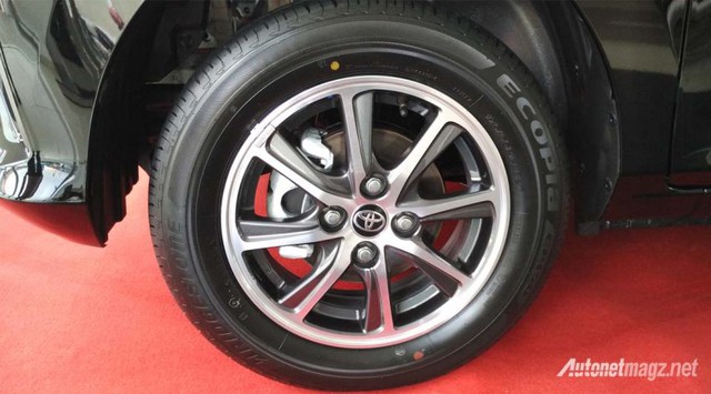 
Tại thị trường Indonesia, Toyota Calya có 2 bản trang bị là E (màu đen) và G (trắng, bạc). Trong đó, bản trang bị cao cấp đi kèm bộ phụ kiện mạ crôm, đèn sương mù và đèn xi-nhan trên gương ngoại thất. Ngoài ra, Toyota Calya còn được trang bị la-zăng 14 inch và lốp Bridgestone Ecopia với kích thước 175/65.
