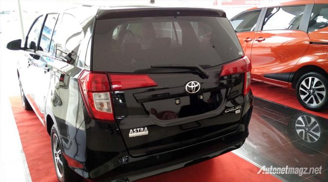 
Tương tự Avanza, Toyota Calya cũng có anh em song sinh mang nhãn hiệu Daihatsu mang tên Sigra. Theo một số nguồn tin, Toyota Calya/Daihatsu Sigra sẽ được phát triển dựa trên cơ sở gầm bệ lấy từ Daihatsu Ayla/Perodua Axia. Ngoài ra, Toyota Calya còn là phiên bản thương mại của mẫu xe concept Daihatsu UFC-3 từng trình làng trong triển lãm ô tô quốc tế Indonesia 2014.
