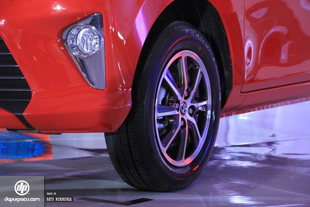 
Ngoài ra, Toyota Calya còn được trang bị hệ thống treo MacPherson và phanh đĩa trước. Đằng sau là hệ thống treo bán độc lập và phanh tang trống. Tiếp đến là trợ lực lái điện và vành la-zăng 14 inch 2 màu đi kèm lốp Bridgestone Ecopia 175/65 R14.
