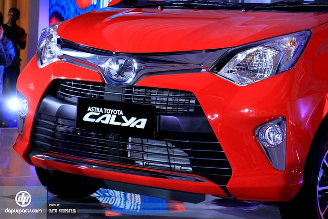 
Về thiết kế, Toyota Calya có vẻ lấy cảm hứng từ người anh em Avanza thế hệ mới. Trong đó, lưới tản nhiệt dưới mở rộng, sơn màu đen. Bên trên là thanh crôm đi kèm logo nhà sản xuất, nối giữa hai đèn pha. 
