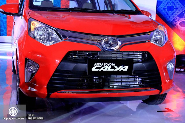
Toyota Calya dùng động cơ này để đáp ứng được tiêu chuẩn dành cho dòng xe LCGC tại Indonesia. Theo quy định của chính phủ Indonesia, muốn thuộc dòng LCGC, xe phải dùng động cơ với dung tích từ 980 - 1.200 cc và có mức tiêu thụ nhiên liệu ít nhất 20 km/lít, tương đương 5 lít/100 km. Như vậy, Toyota Calya hoàn toàn mới hứa hẹn sẽ tiết kiệm xăng ấn tượng.
