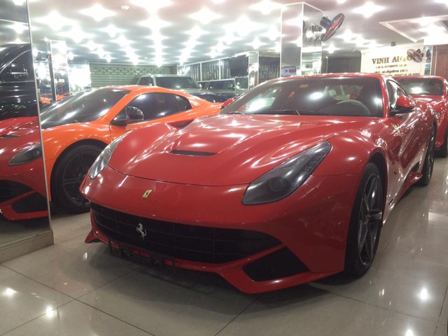 
Siêu xe Ferrari F12 Berlinetta, kế bên là hàng hot McLaren 650S Spider.
