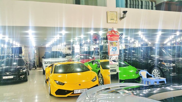 
Trước khi được doanh nhân Nguyễn Quốc Cường thu nạp, siêu xe Huracan biển tứ quý 8 từng trở thành một cặp trời sinh cùng với chiếc Huracan màu xanh cốm trong garage của công ty nhập khẩu tư nhân Quận 5 này.
