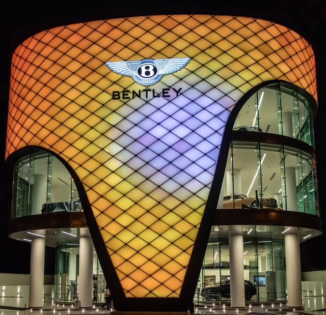 
Hiệu ứng ánh sáng được Bentley tận dụng tối đa. Màn hình chứa tới 160.000 bóng LED. Màn hình này có thể trình chiếu cả các video trực tiếp.

