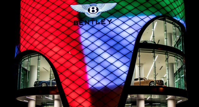 
Danh mục sản phẩm không vượt quá bàn tay, mức giá của mỗi mẫu xe đều 6 con số khi tính tiền USD nên Bentley không cần thiết phải xây dựng những đại lý quá to lớn như bao thương hiệu ô tô khác.
