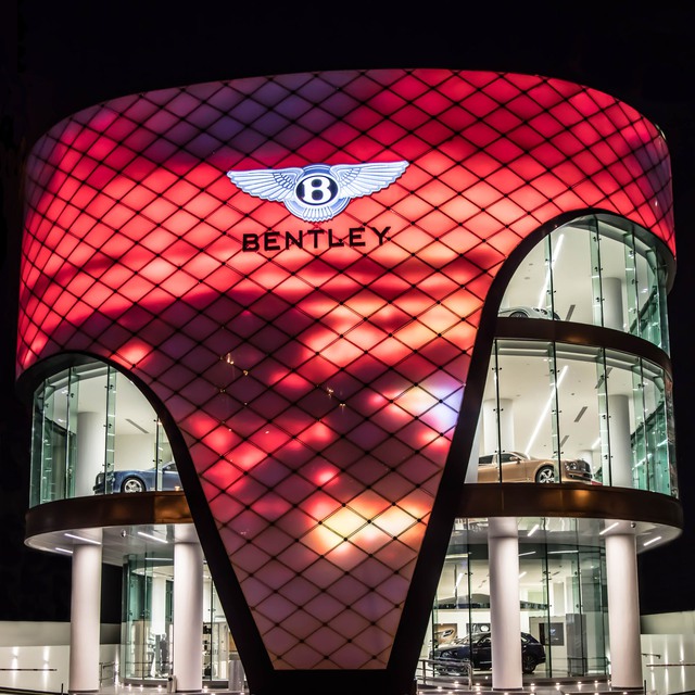 
Tuy nhiên, hầu như đại lý nào của Bentley đều khiến các khách hàng phải choáng ngợp về độ siêu sang. Showroom mới nhất đặt tại Dubai một lần nữa cho thấy điều đó với thiết kế độc đáo bậc nhất thế giới.
