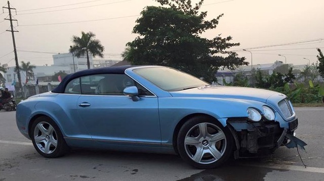 
Vào giữa tháng 12/2015, vụ tai nạn liên quan đến chiếc xe thể thao mui trần Bentley Continental GTC khiến giới mê xe không khỏi xót xa. Nguyên nhân vụ tai nạn được cho chiếc xe mui trần chạy tốc độ cao và mất lái đâm vào trụ bê tông, khiến chiếc Bentley Continental GTC bị vỡ cản va trước và bục cả két nước làm mát.
