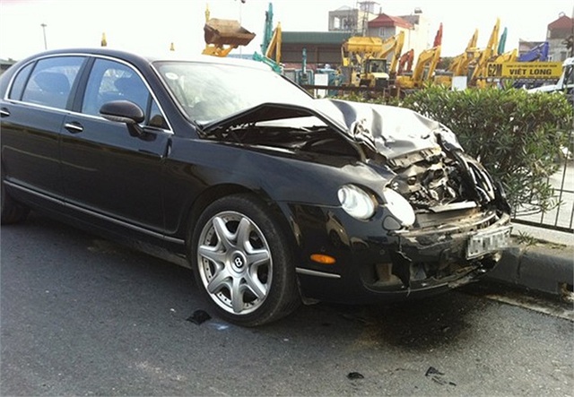 
Vụ tai nạn đầu tiên liên quan đến thương hiệu xe siêu sang Bentley được cho xảy ra vào hồi tháng 12/2011, trong đó, chiếc Bentley Continental Flying Spur gặp tai nạn trên đường 5, đoạn qua Hải Dương. Chiếc xe siêu sang đâm vào xe Kia Morning đi phía trước rồi, tiếp tục đâm vào hàng rào chắn giữa đường khiến phần đầu xe bị hư hỏng nặng.
