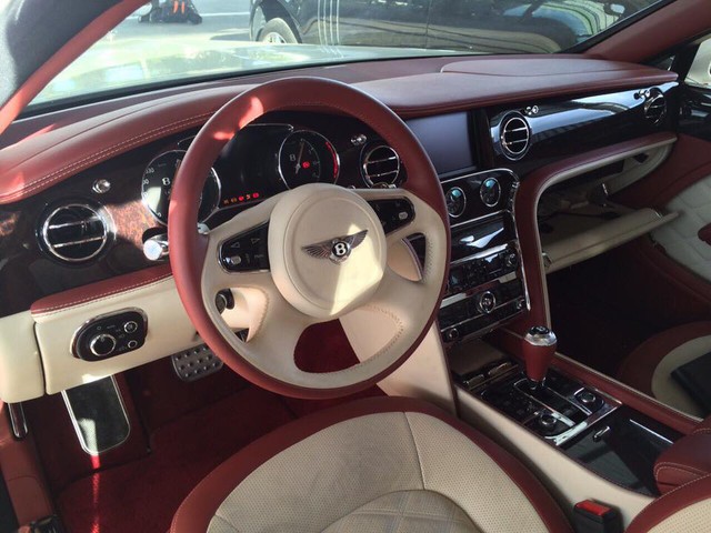 
Ngoài ra, vẫn là những trang bị đắt tiền và sang trọng trên những chiếc xe siêu sang Mulsanne như vô-lăng 4 chấu kết hợp giữa chất liệu da bò đực và gỗ óc chó đảm bảo sự sang trọng cho một chiếc Bentley Mulsanne Speed 2016. Trong đó màu đỏ đun được sơn ở viền vô-lăng, còn lại là màu kem.
