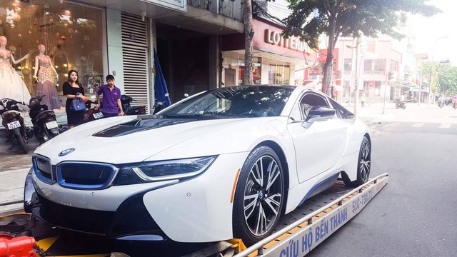 
BMW i8 quà sinh nhật của soái ca Đà Nẵng dành tặng vợ.
