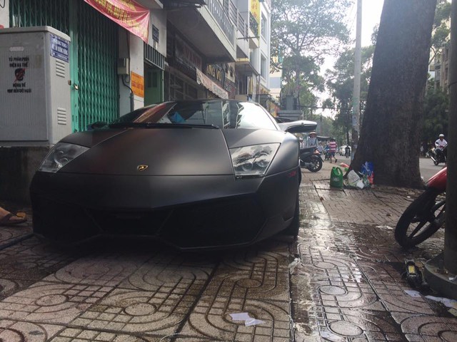 
Chiếc Lamborghini Murcielago L670-4 SV độc nhất Việt Nam nằm bên ngoài salon ô tô. Ảnh: Dương Thanh Tùng
