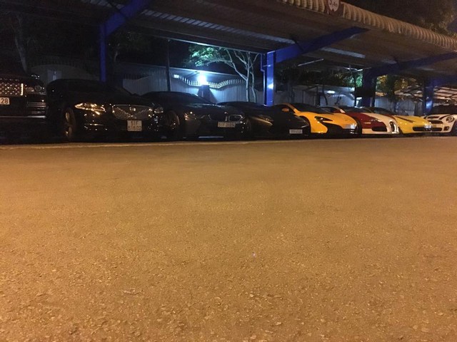 
Đoàn siêu xe và xe sang xếp hàng dài trong bãi đỗ xe công ty nhựa Long Thành.
