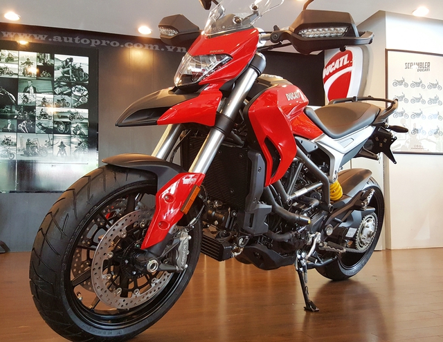 
Cận cảnh Ducati Hyperstrada 939 với giá bán 500 triệu Đồng.
