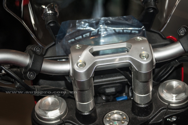 
Để tạo cảm giác thoải mái cho người điều khiển trên các cung đường trường, Ducati mang đến cho Hyperstrada 939 sự ưu ái với tay lái có thể tùy chỉnh độ cao thêm 20 mm.
