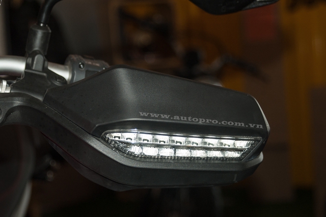 
Ốp bảo vệ tay cầm lái tích hợp thêm đèn xi-nhan của Hyper 939 cũng được thiết kế lại ngầu hơn.
